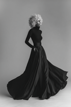 Elegante Schwarz Weisse Fashion Modell Mit Lockigem Haar In Bewegung | Mode und Stil | Menschen und Emotionen