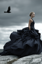 Frau Auf Felsen Dramatisches Kleid Stimmungsreicher Himmel | Mode und Stil | Menschen und Emotionen