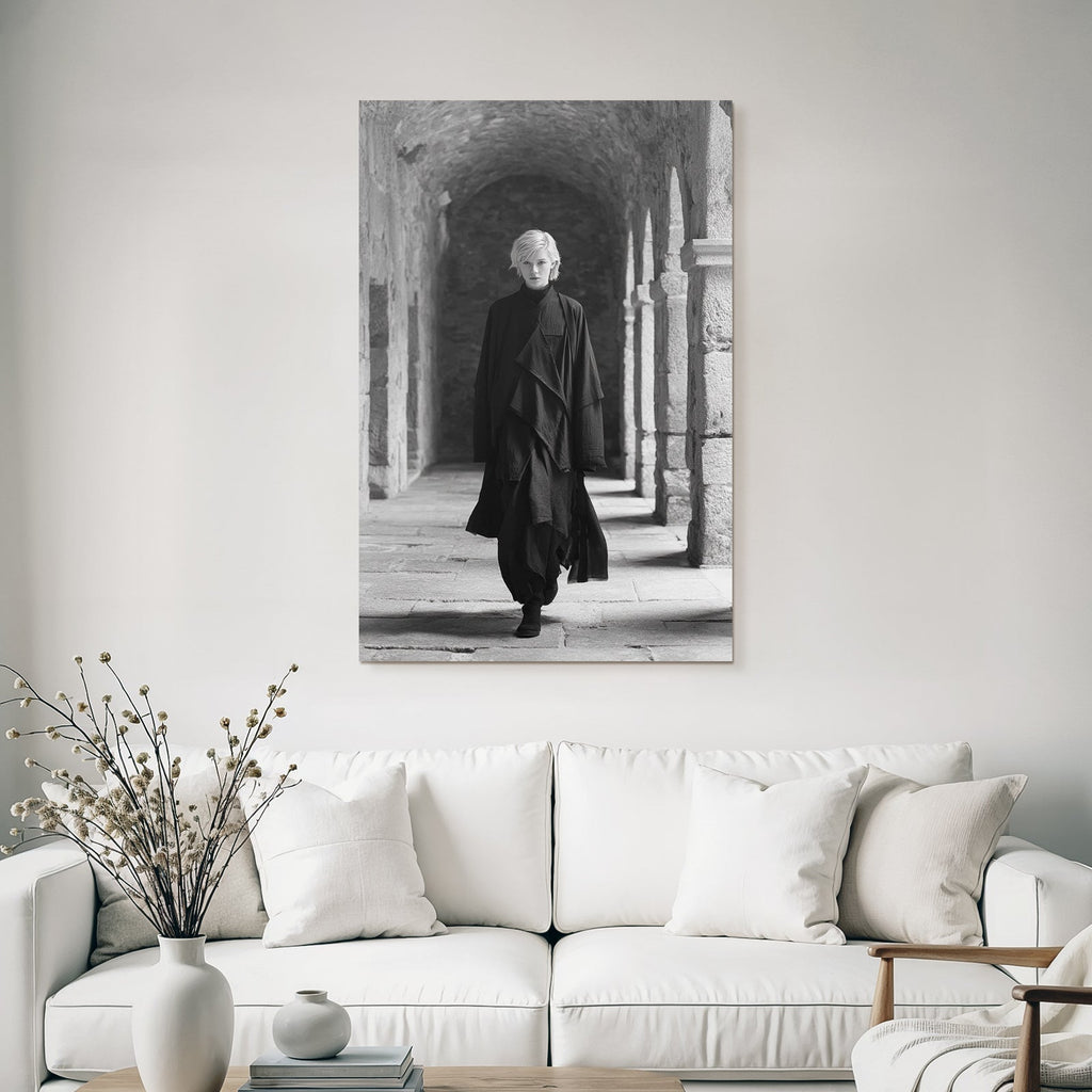 Modemodel In Schwarzem Layered Outfit In Stone Corridor Monochrom