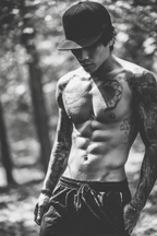 Muskelphysiqü Mit Tattoos Im Naturhintergrund Bei Ernster Betrachtung | Mode und Stil | Menschen und Emotionen