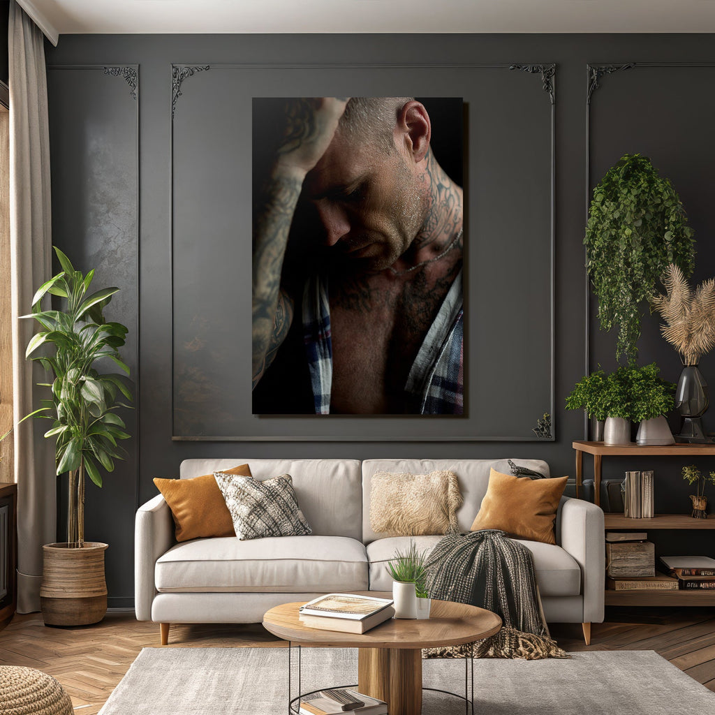 Nahaufnahme Eines Mannes Mit Tattoos Und Distressierter Ausdruck