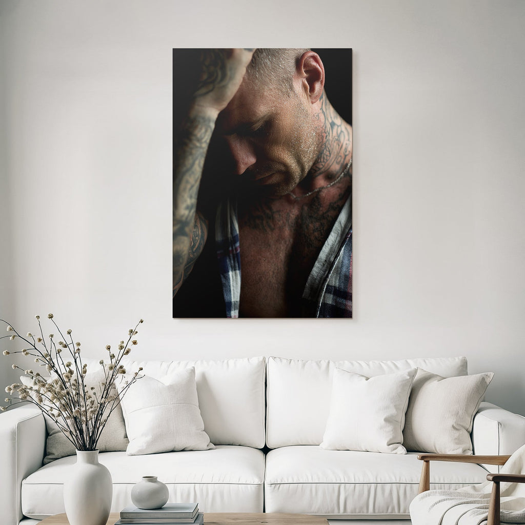 Nahaufnahme Eines Mannes Mit Tattoos Und Distressierter Ausdruck