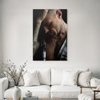 Nahaufnahme Eines Mannes Mit Tattoos Und Distressierter Ausdruck