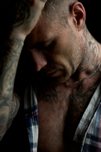 Nahaufnahme Eines Mannes Mit Tattoos Und Distressierter Ausdruck | Mode und Stil | Menschen und Emotionen