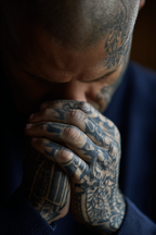 Naheaufnahme Von Person Mit Glatt Geschorenem Kopf Und Tattowierten Händen | Mode und Stil | Menschen und Emotionen