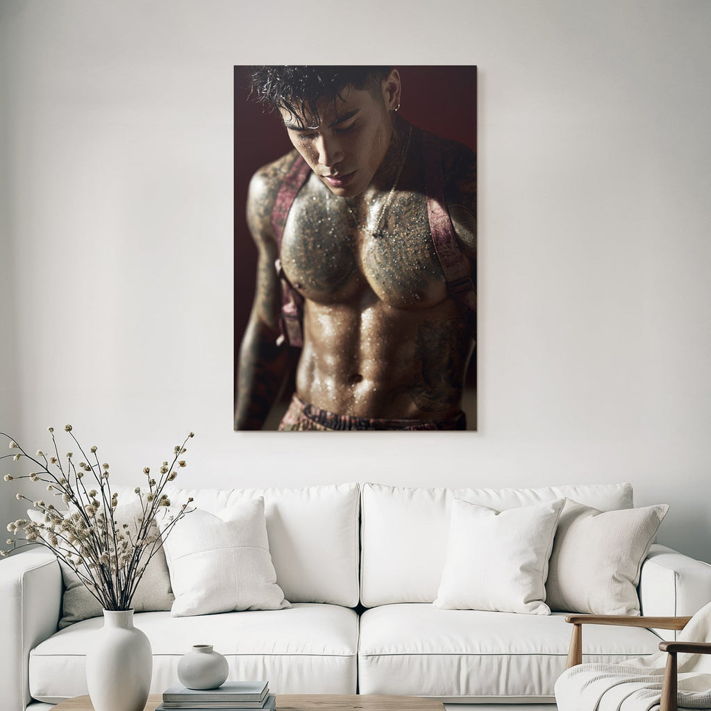 Naheaufnahme Von Person Mit Tattoos Und Glitzerndem Wasser Auf Der Haut