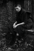 Schwarzweiss Kunstfotografie Person Im Gelände Mit Pflanzen | Mode und Stil | Menschen und Emotionen