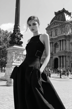 Stylische Fashion Fotografie Mit Modell Vor Architektonischem Hintergrund Schwarz Weiss | Mode und Stil | Menschen und Emotionen