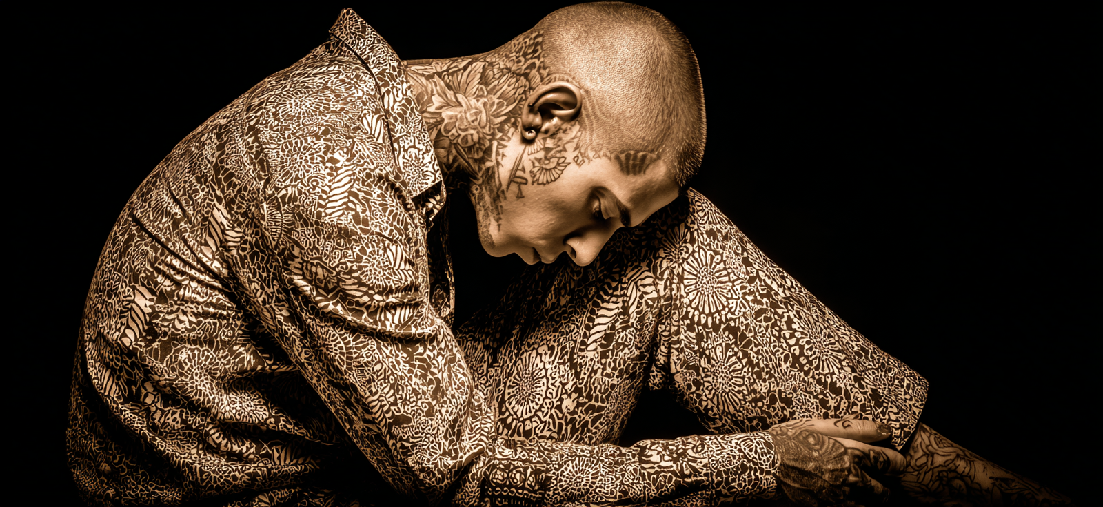 Nachdenklicher Tatowierter Individüller Mit Intrikaten Blumenmustern | Mode und Stil | Menschen und Emotionen
