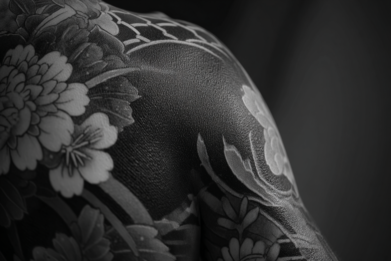 Naheaufnahme Tattoo Blumenmuster Schulter Schwarz Und Grau | Mode und Stil | Menschen und Emotionen