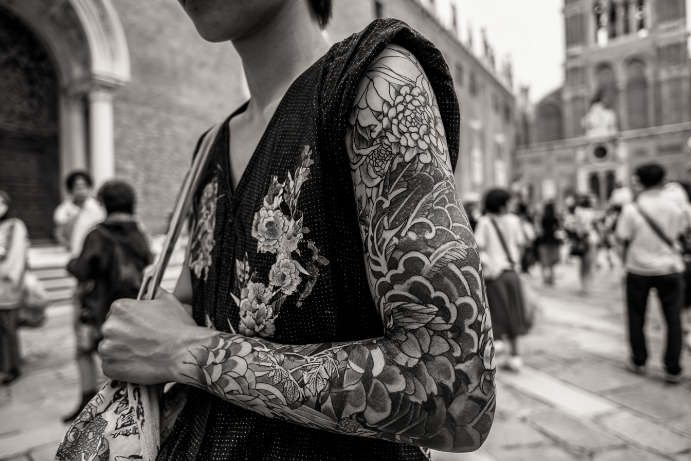 Naheaufnahme Von Person Mit Tattoos Blumenmuster Und Bekleidung Bei Tag | Mode und Stil | Menschen und Emotionen