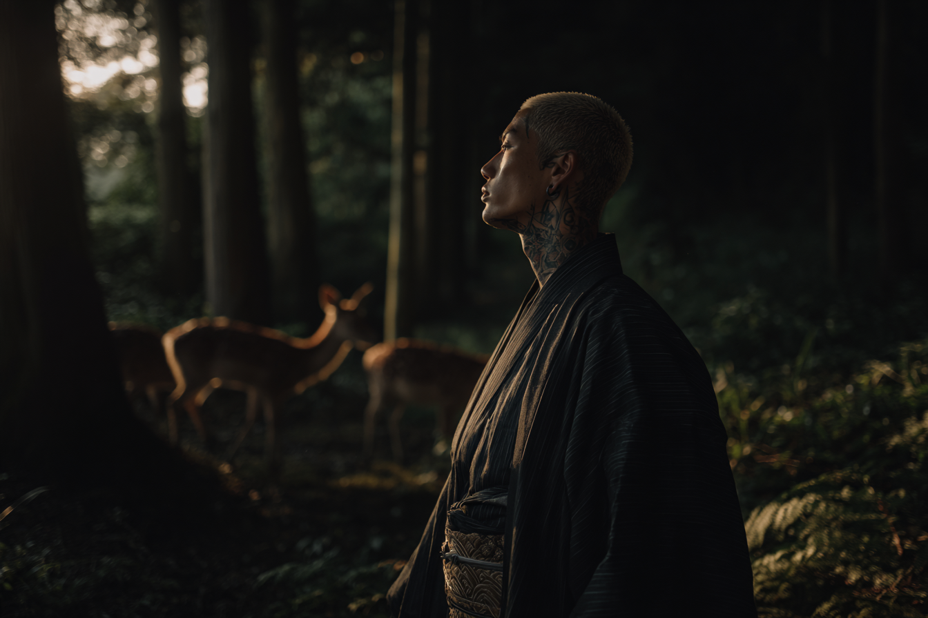 Traditionelle Kleidung Im Wald Mit Rehen Und Tattoos | Mode und Stil | Menschen und Emotionen
