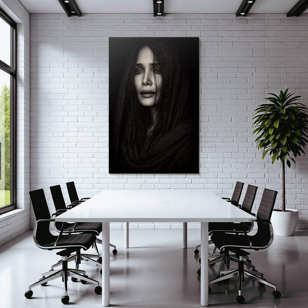 Black And White Portrait Der Person Mit Langem Hair In Dunkler Garderobe