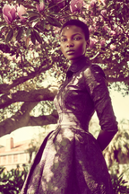 Modell Unter Einem Baum Mit Magnolienblüten In Einem Modischen Kleid | Portraets | Menschen und Emotionen