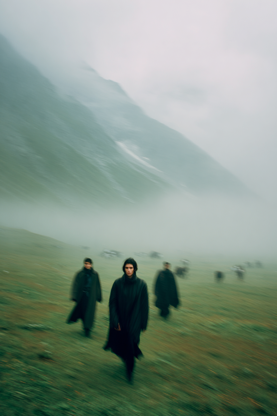 Nebelige Landschaft Führende Figuren Mit Grünem Hintergrund | Portraets | Menschen und Emotionen