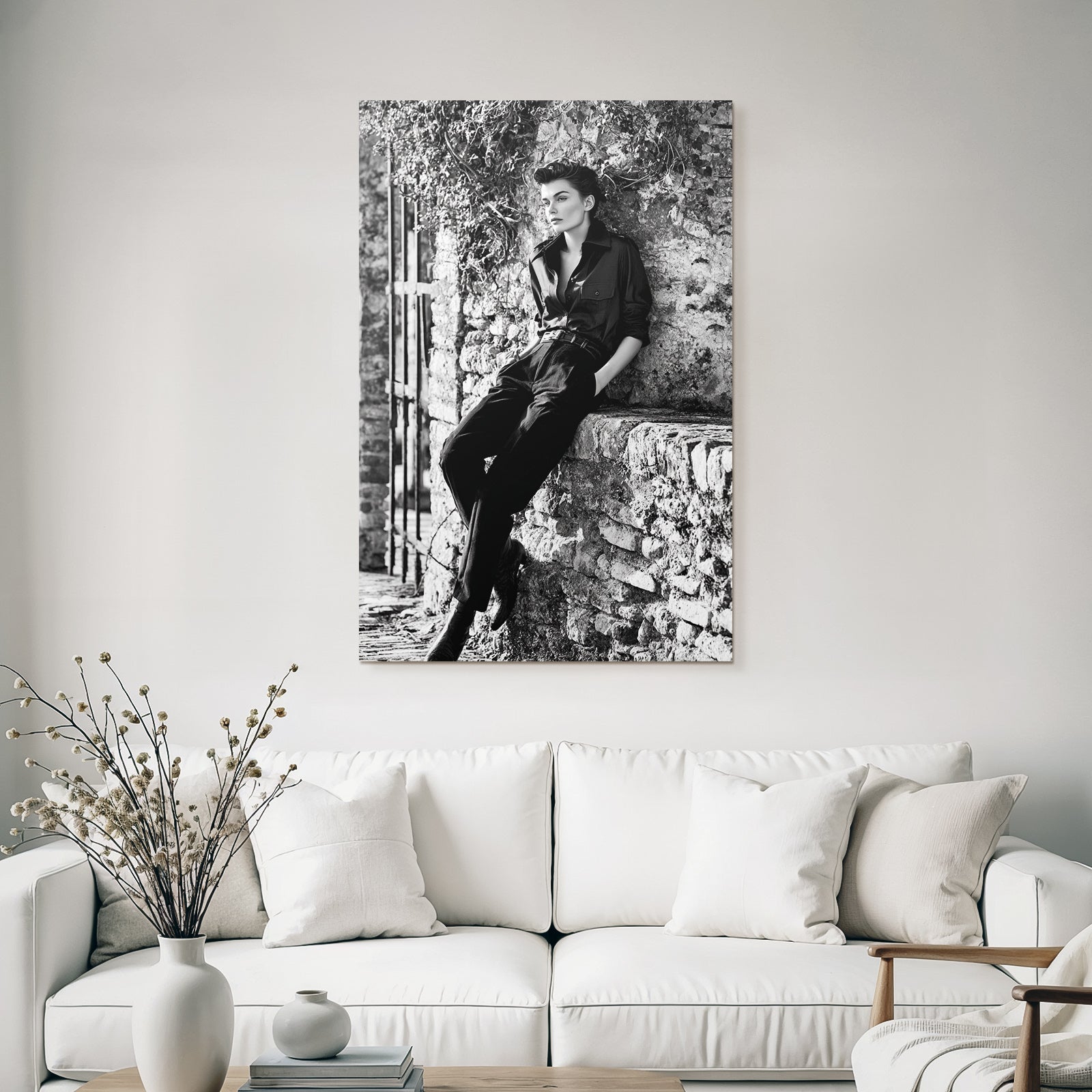 Stylische Person Vor Steinwand Schwarz Und Weiss