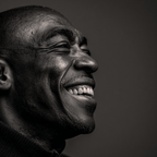 Ein Close Up Mono Portrait Von Einer Person Die Lacht | Portraets | Menschen und Emotionen
