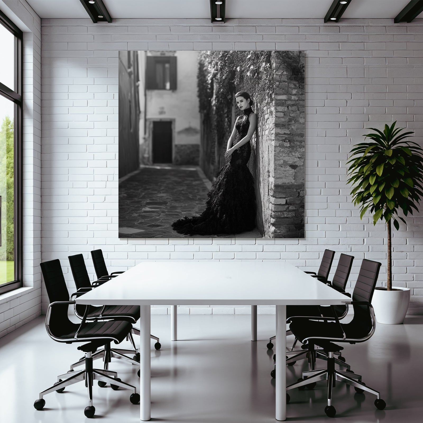 Elegante Frau Im Kunstvollen Kleid In Einer Enge Gasse