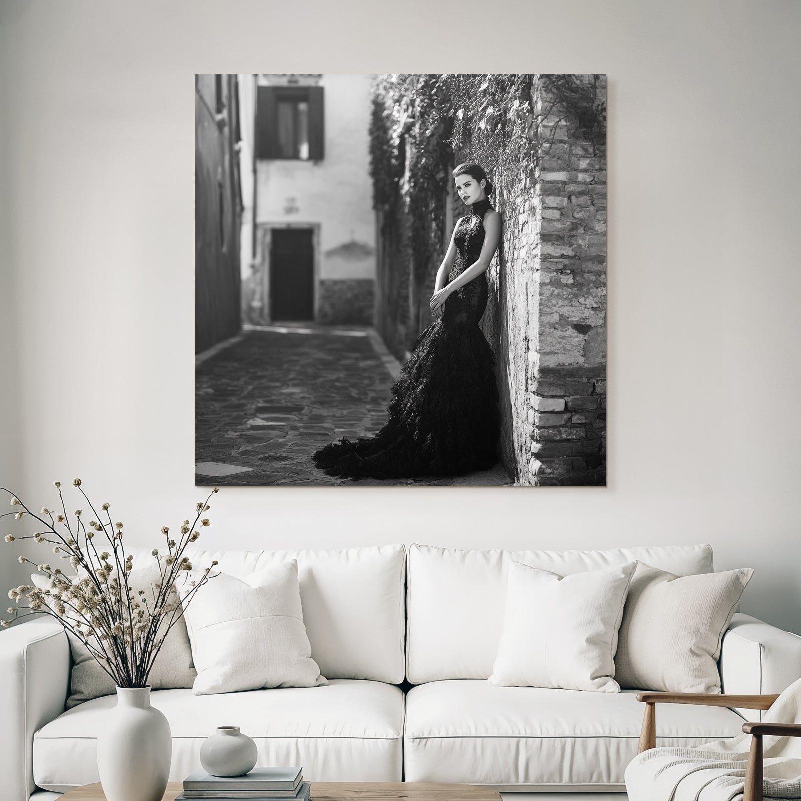 Elegante Frau Im Kunstvollen Kleid In Einer Enge Gasse