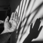 Hand Schatten Wand Schwarz Weiss Bild | Portraets | Menschen und Emotionen