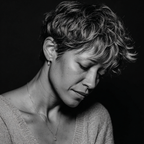 Portrait Einer Frau Mit Kurzen Locken | Portraets | Menschen und Emotionen