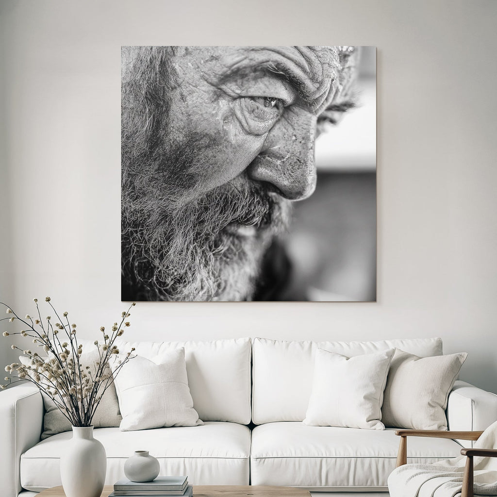 Wettergezeichneter Mann Portrait Mit Ernster Miene
