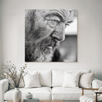 Wettergezeichneter Mann Portrait Mit Ernster Miene