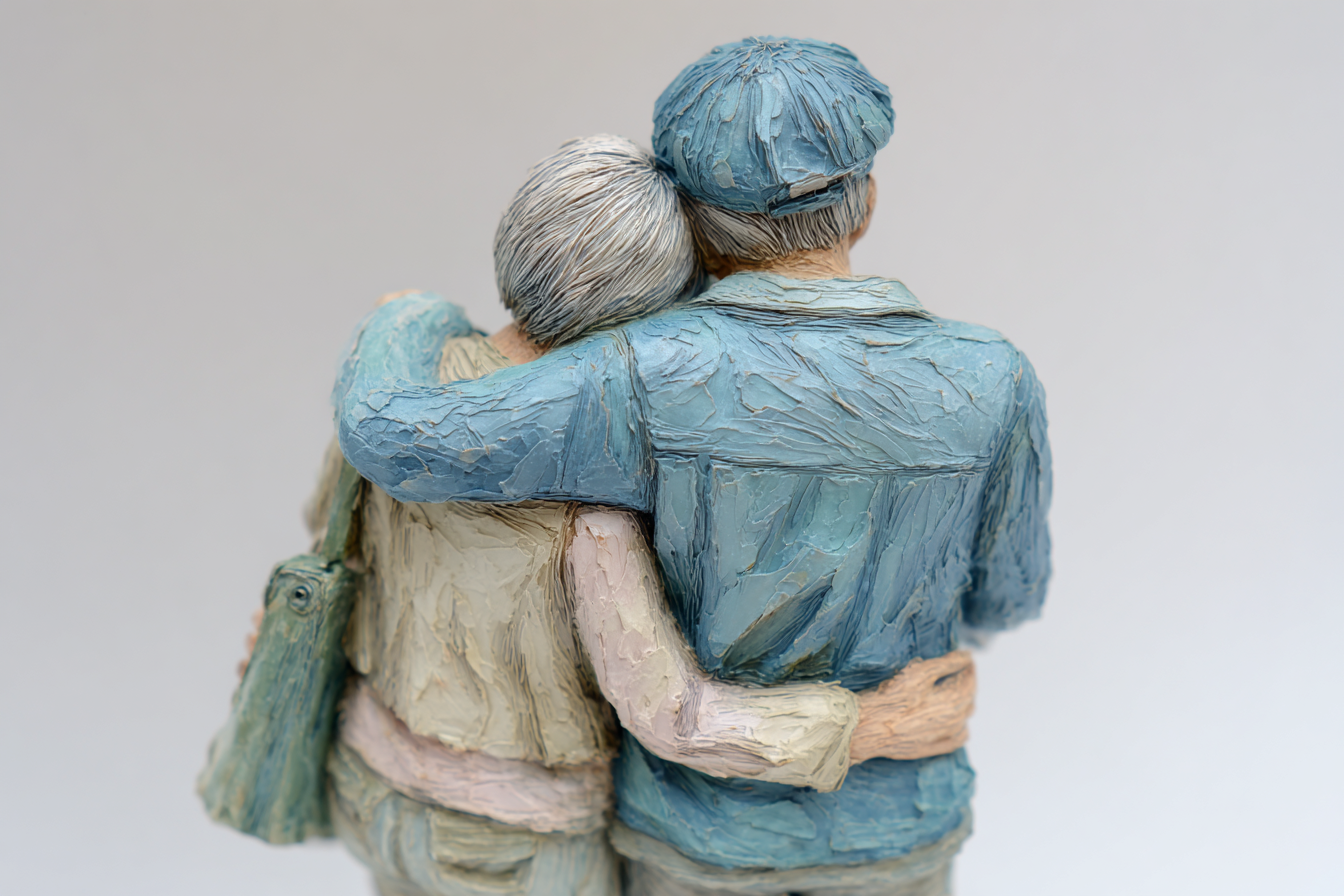 Elderscouple Embracing Sculpture Warm Emotion | Portraets | Menschen und Emotionen