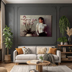 Elegante Frau In Weisser Bluse Mit Orchideen Im Hintergrund