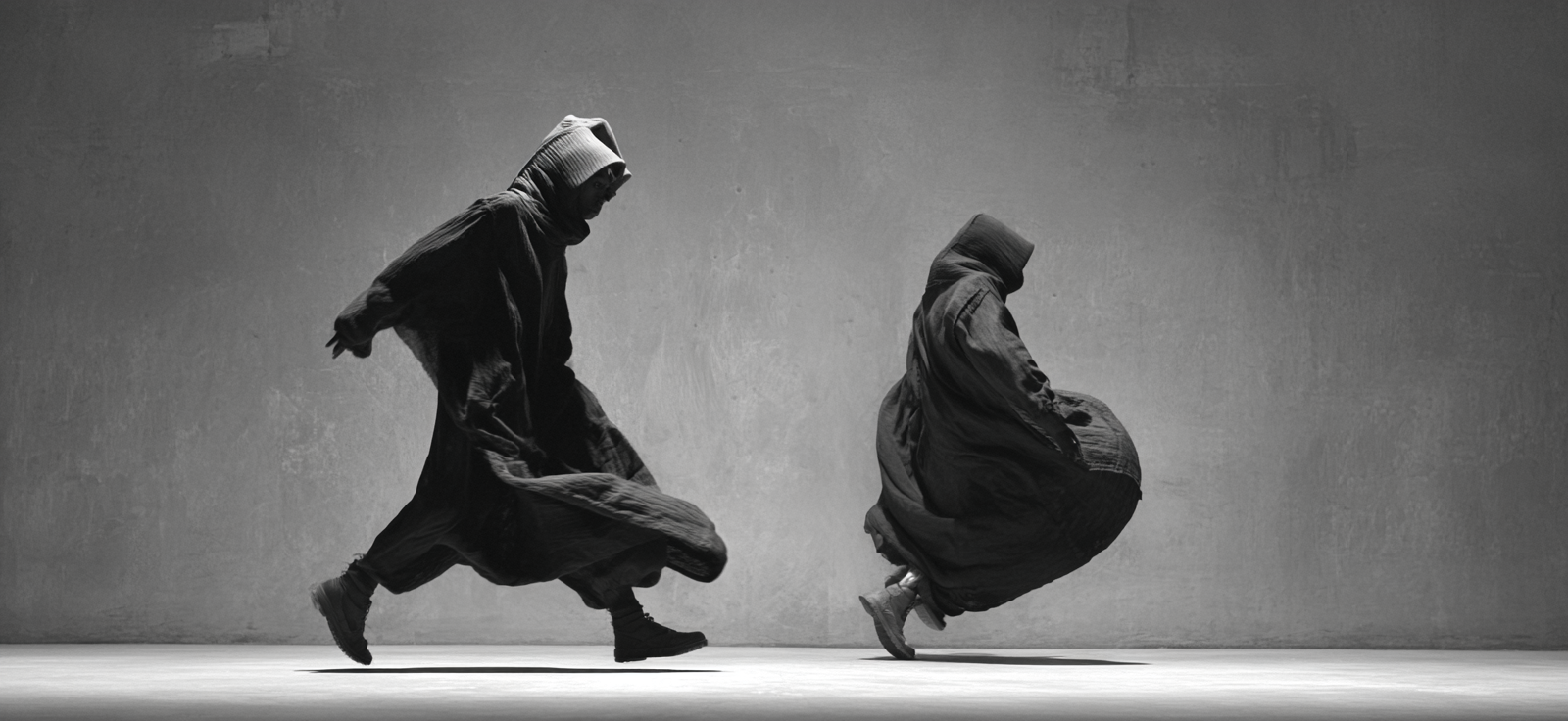 Figuren In Bewegung Monochromatisch Fliessende Kleidung | Portraets | Menschen und Emotionen