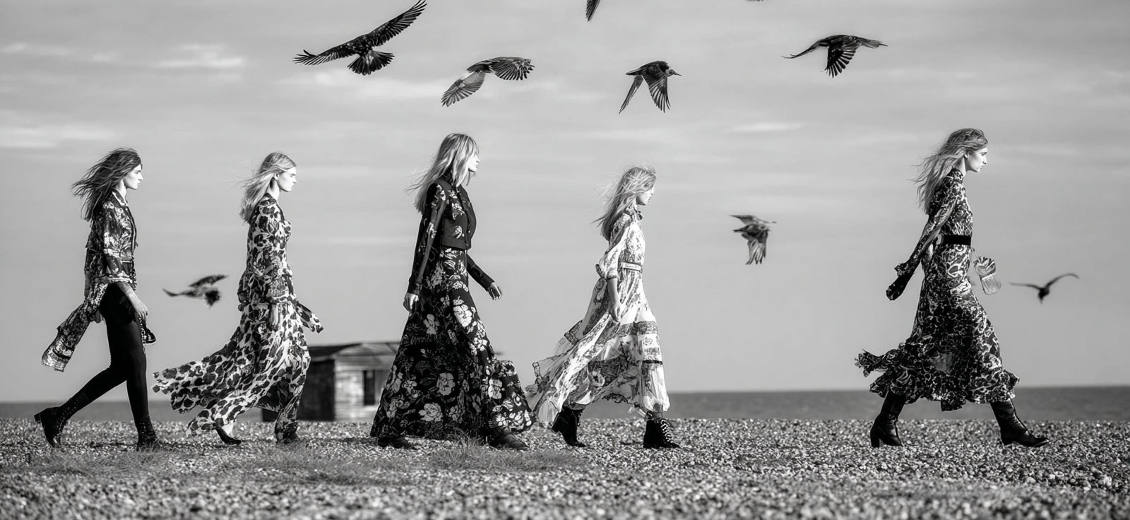 Modemodels Am Strand Flower Dresses Vogel Fliegend | Portraets | Menschen und Emotionen