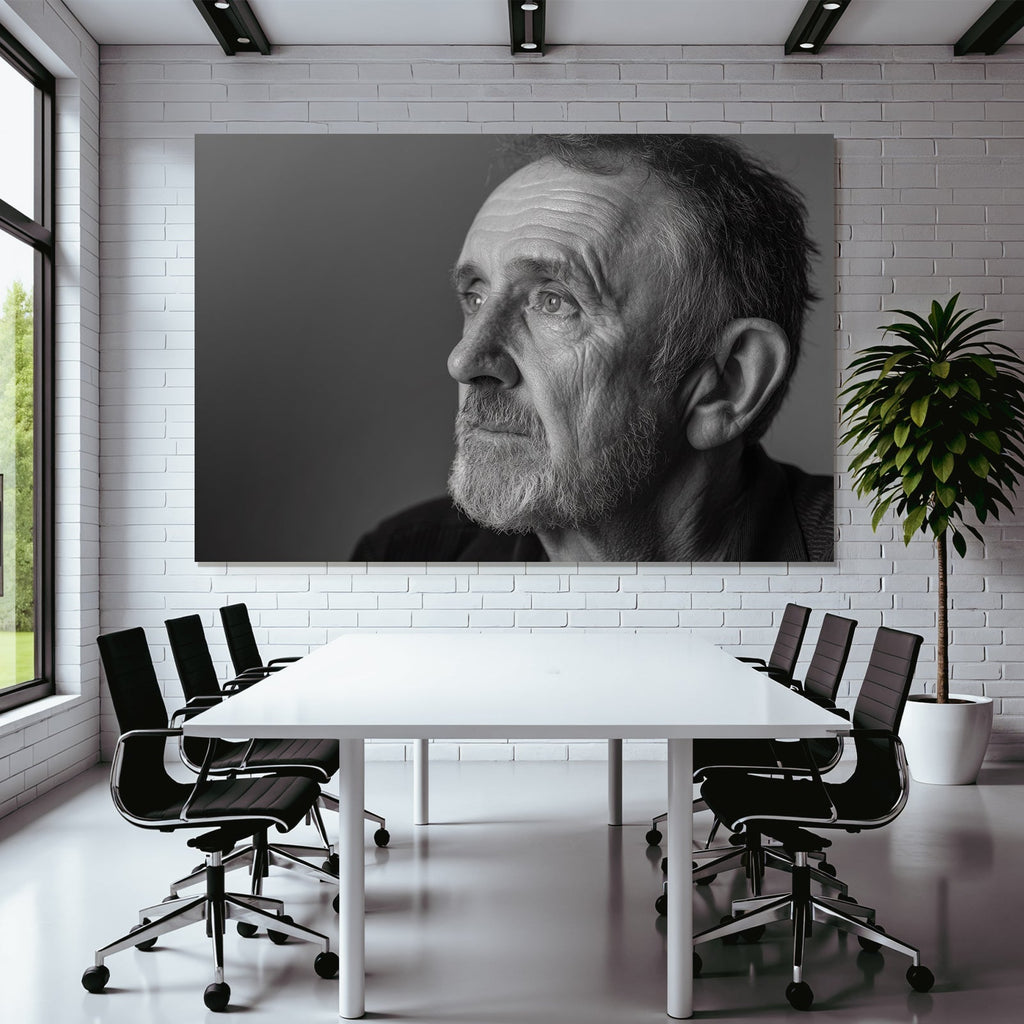 Nachdenkliches Portrait Eines Älteren Mannes In Schwarz Weiss