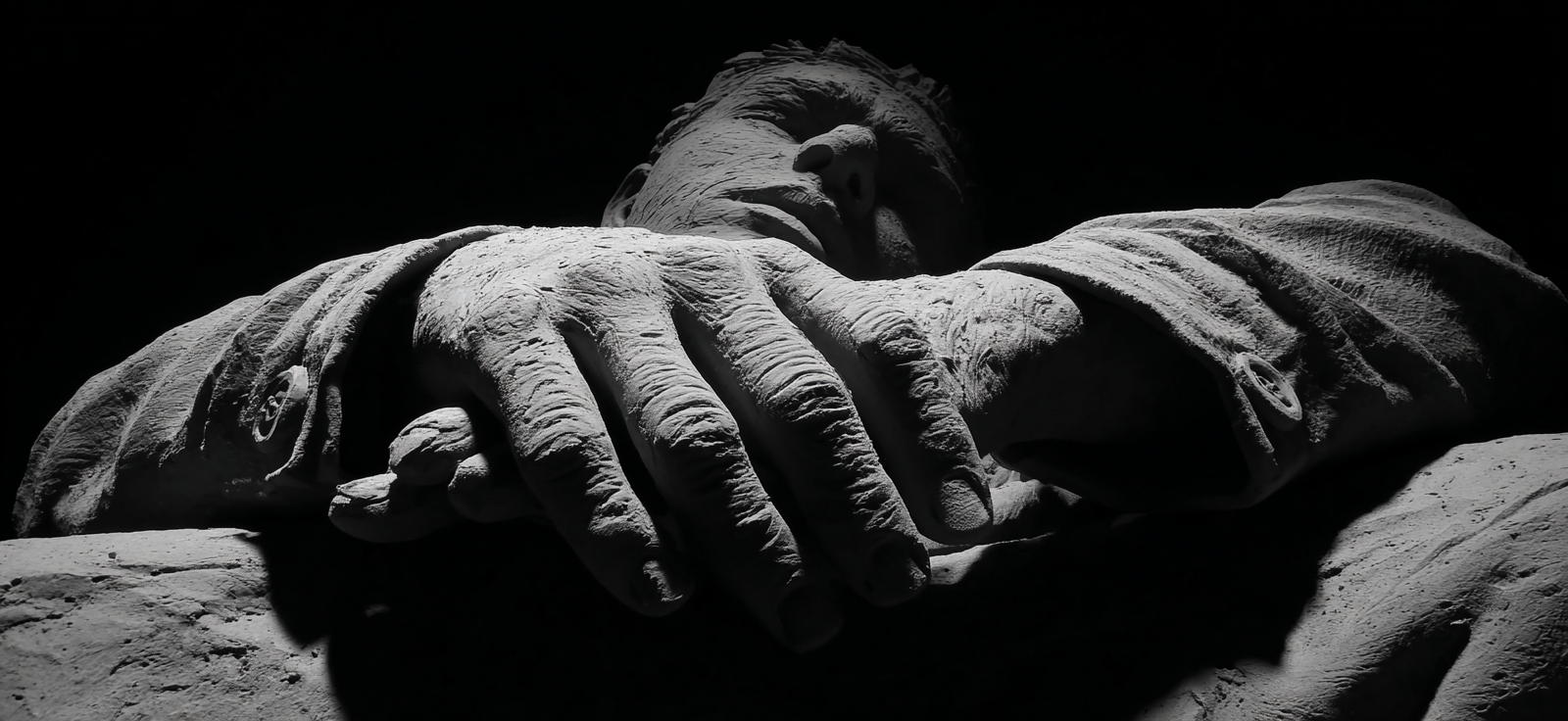 Nahaufnahme Skulptur Porträt Menschliches Gesicht Hände Dramatische Beleuchtung | Portraets | Menschen und Emotionen