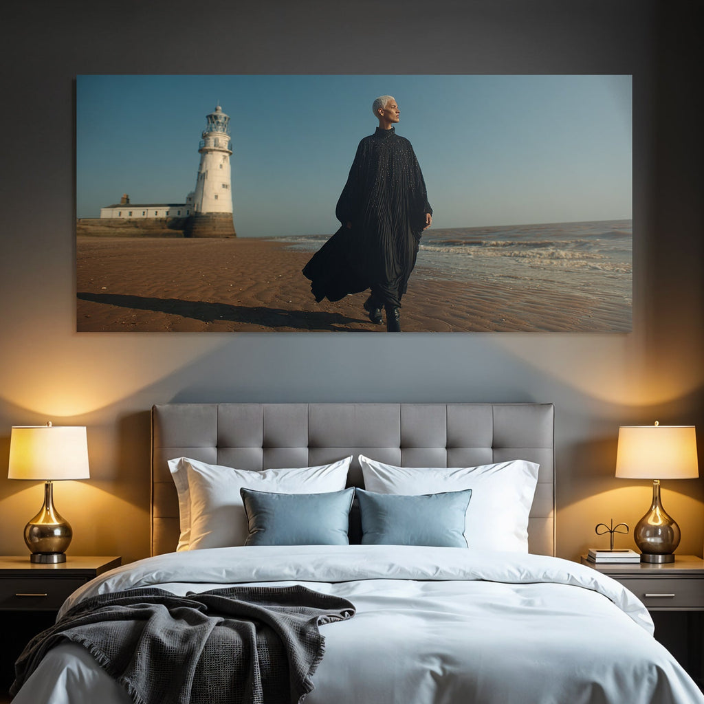 Person Am Strand Vor Leuchtturm In Eleganter Kleidung