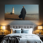 Person Am Strand Vor Leuchtturm In Eleganter Kleidung