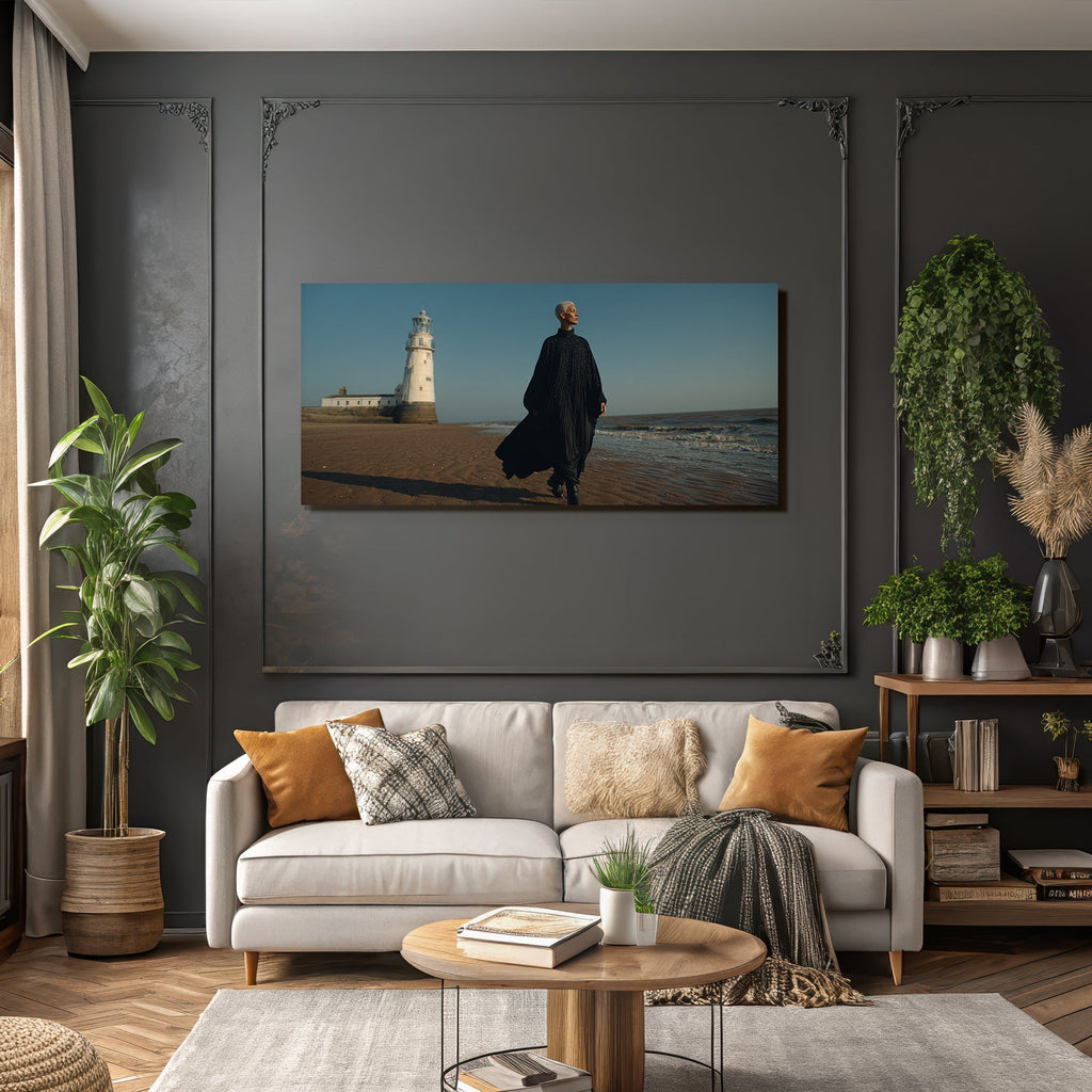 Person Am Strand Vor Leuchtturm In Eleganter Kleidung