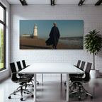 Person Am Strand Vor Leuchtturm In Eleganter Kleidung
