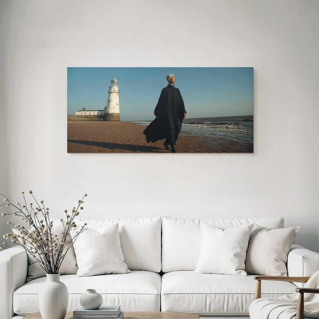 Person Am Strand Vor Leuchtturm In Eleganter Kleidung