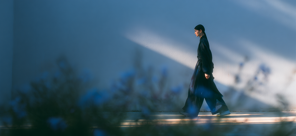 Ruhige Aussicht Person Mit Dunkler Kleidung | Portraets | Menschen und Emotionen