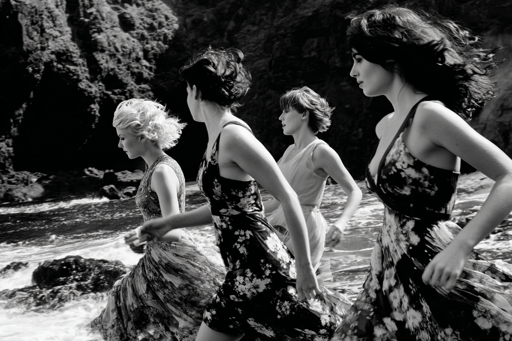 Vier Fraün Laufen Am Strand In Schwarz Weiss Mit Freude | Portraets | Menschen und Emotionen