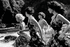 Vier Fraün Laufen Am Strand In Schwarz Weiss Mit Freude | Portraets | Menschen und Emotionen