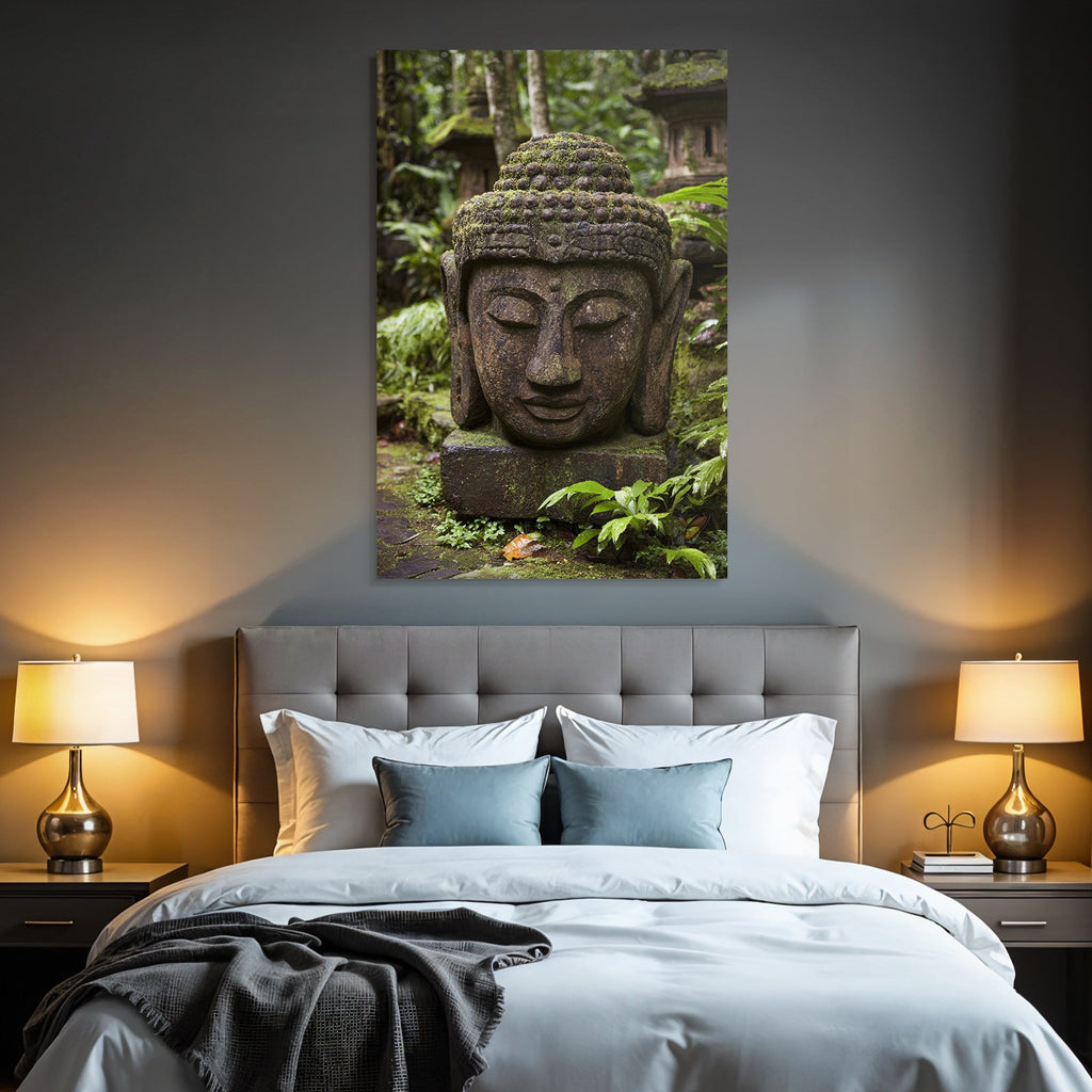 Buddha Kopf Skulptur Mit Moos In Grünem Umfeld