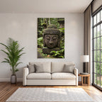 Buddha Kopf Skulptur Mit Moos In Grünem Umfeld