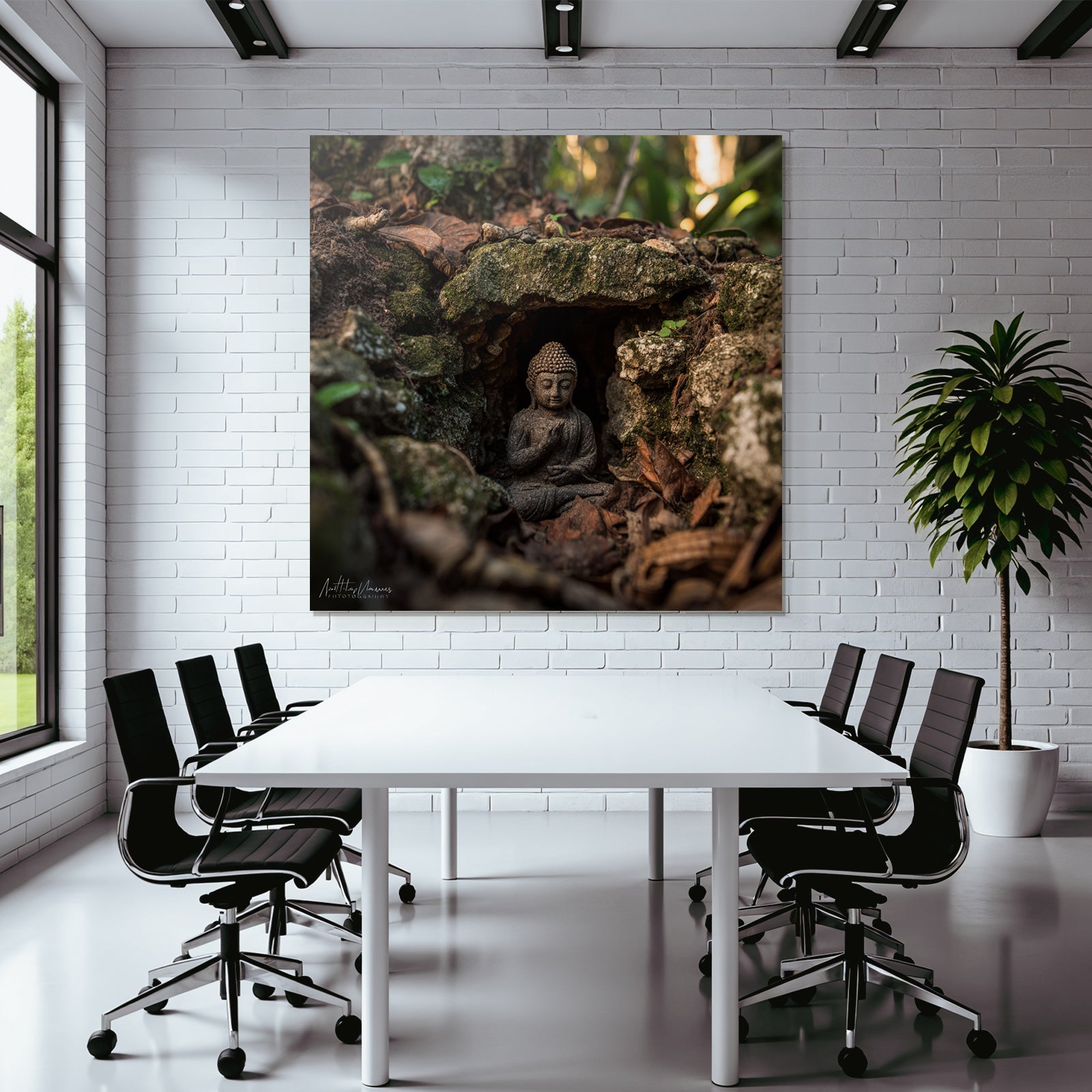 Buddhastatü Im Felsen Umgeben Von Blättern Heiteres Licht Goldene Stunde
