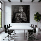 Stehender Buddhistische Statü Pray Position Monochrom