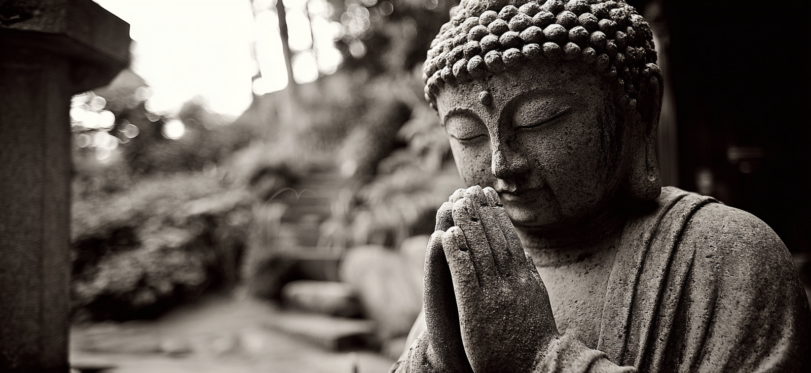 Buddha Statü Meditative Pose Gebetste Hände Stein Monochromatisch | Spirituelle Motive und Buddha | Menschen und Emotionen