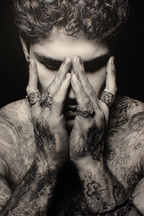 Tatowierte Person Hände Vor Dem Gesicht Introspektiv Schwarz Weiss | Tattoo Aesthetik | Menschen und Emotionen