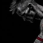 Stylisierte Illustration Einer Figuren In Gebeugter Positur Mit Muster Rot Schwarz Grau | Tattoo Aesthetik | Menschen und Emotionen