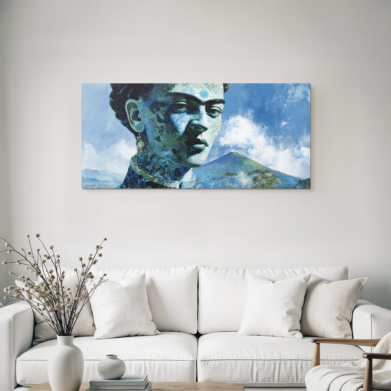 Frau Mit Blumen Und Schmetterlingen Vor Berglandschaft