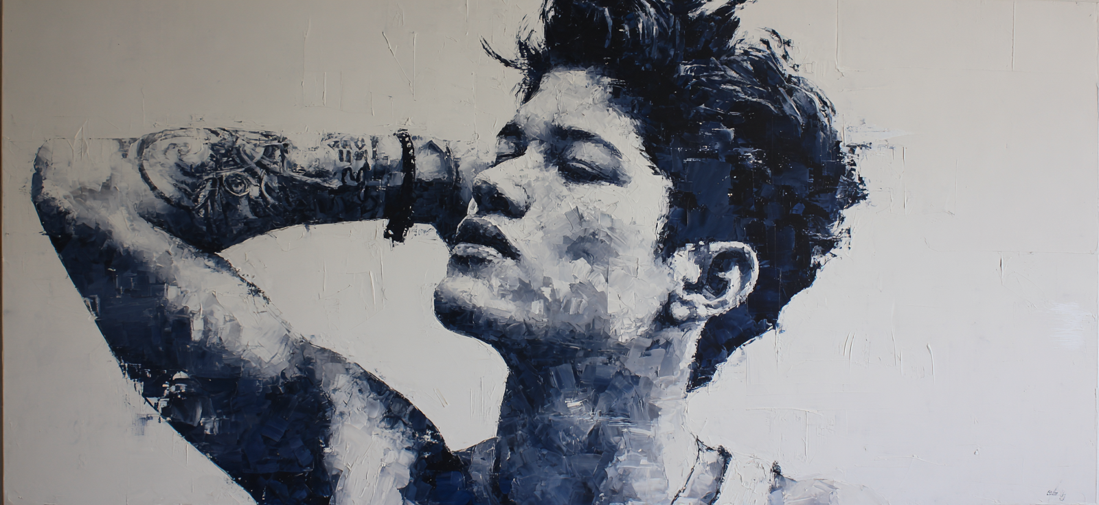 Kurzhaarschnitt Tätowierung Pose Blau Und Weiss | Tattoo Aesthetik | Menschen und Emotionen